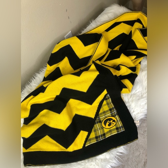 University of Iowa Hawkeyes Blanket & Two Hats - Picture 8 of 9